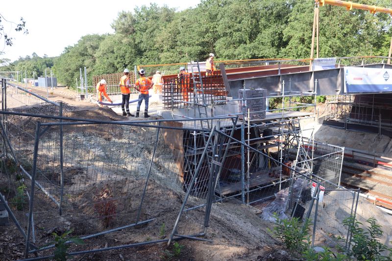 Plaatsing brug over de Maaslijn bij Molenhoek.